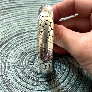 Chic Silver Patterned Bangle
